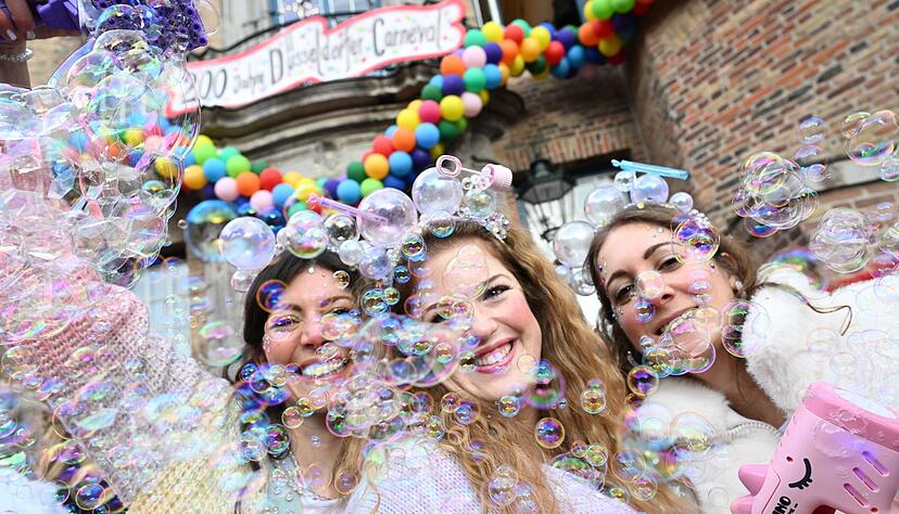 Auch am Wochenende d&uuml;rfte es viele Menschen auf die Stra&szlig;en der Karnevalshochburgen ziehen. Das Wetter macht ihnen laut Wetterdienst keinen Strich durch die Rechnung.
