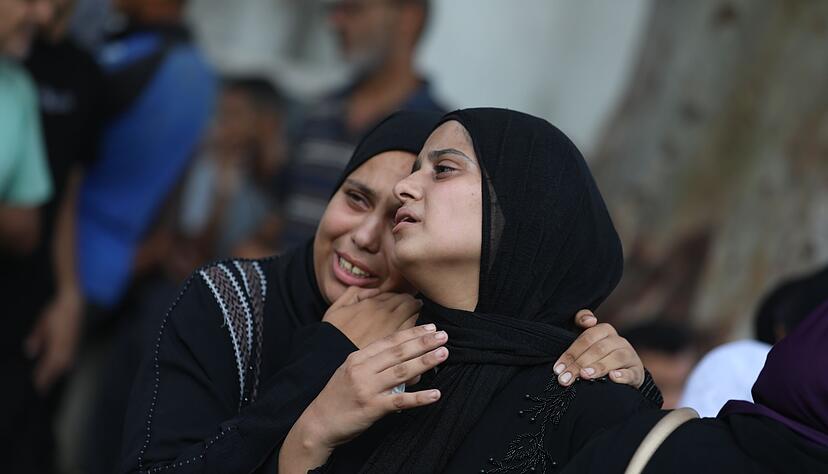 Trotz teilweiser humanit&auml;rer Feuerpause greift Israel weiter im Gazastreifen an - in den Krankenh&auml;usern trauern die Angeh&ouml;rigen um ihre Toten.