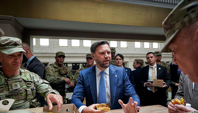 Die Vertreter der Trump-Regierung lie&szlig;en sich mit den Soldaten in einem Fastfoodrestaurant ablichten.