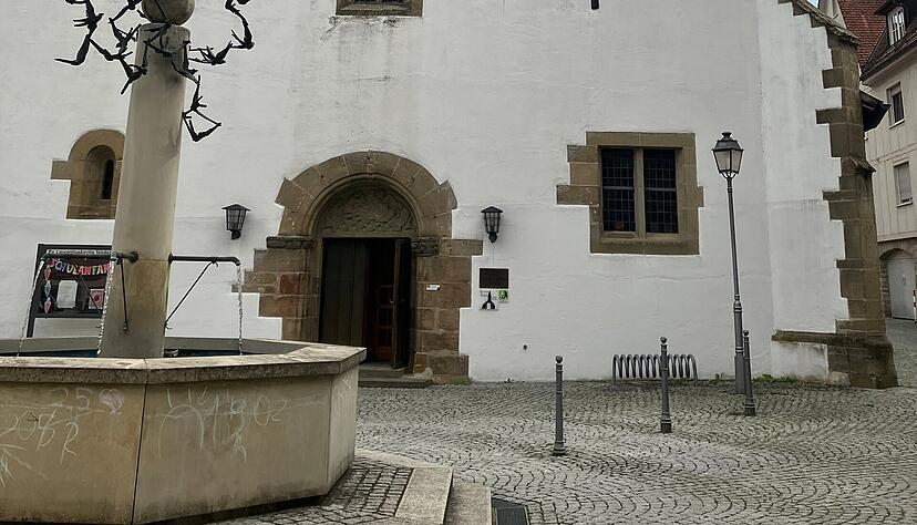 Wer Ruhe und Beistand sucht, kann in die Laurentiuskirche in Niedernhall gehen. Wer Ruhe und Beistand sucht, kann in die Laurentiuskirche in Niedernhall gehen.