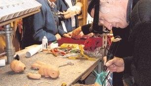 Restaurator Peter Spechtenhauser repariert die Lieblingsspielzeuge aller Generationen. Er betreibt die größte Puppenklinik Europas.Foto: Elke Khattab Restaurator Peter Spechtenhauser repariert die Lieblingsspielzeuge aller Generationen. Er betreibt die größte Puppenklinik Europas.Foto: Elke Khattab