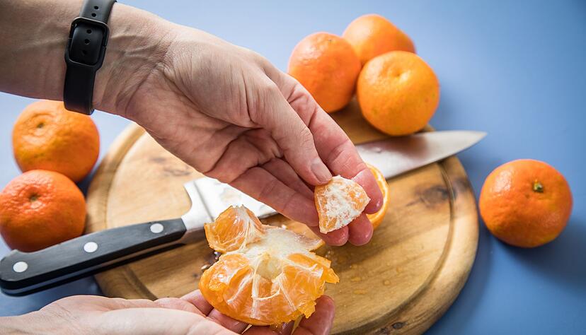 Schritt 3: Die Fruchtst&uuml;cke von der Schale abziehen.