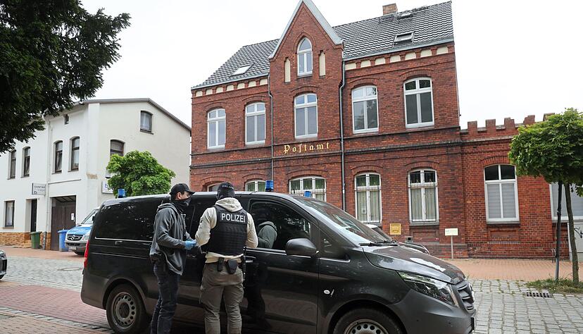 Die Festgenommenen stehen im Verdacht, Mitglieder beziehungsweise Unterst&uuml;tzer einer rechtsextremistischen terroristischen Vereinigung zu sein. Der j&uuml;ngste von ihnen ist 14 Jahre alt.