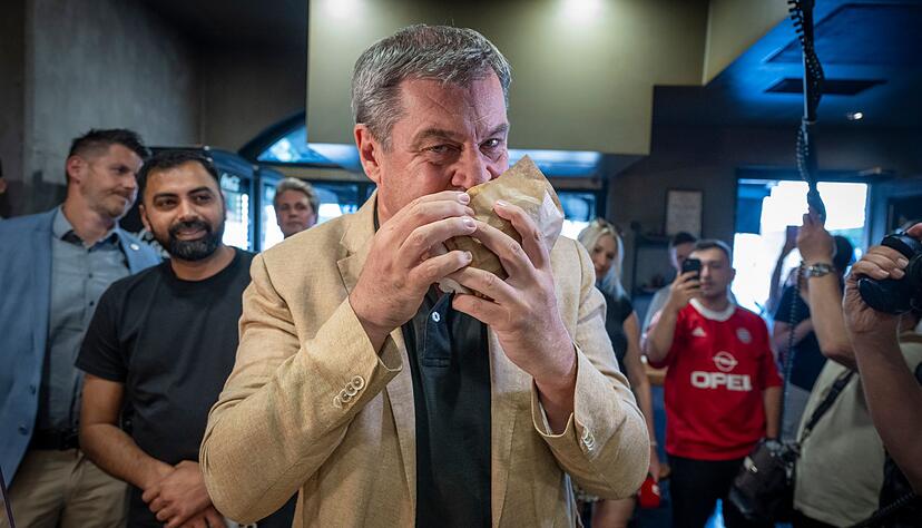 Die Weltlage sei ernst geworden - das will Bayerns Ministerpr&auml;sident Markus S&ouml;der (CSU) k&uuml;nftig auch bei seinen Social-Media-Auftritten ber&uuml;cksichtigen - und nicht mehr ganz so viele D&ouml;ner-Fotos posten (Archivbild).