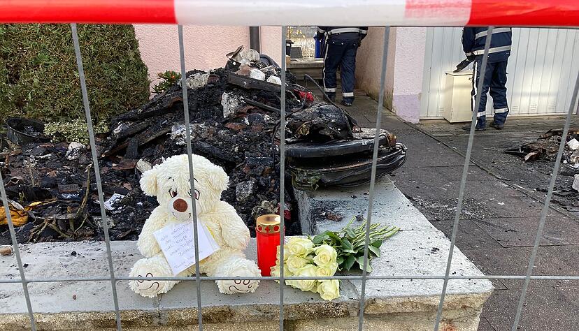 Nach dem Brand in Neuenstadt, bei dem zwei Kinder um Leben gekommen sind, ist die Betroffenheit groß. Viele Menschen wollen die Familie mit Spenden unterstützen. Foto: Adrian Hoffmann Nach dem Brand in Neuenstadt, bei dem zwei Kinder um Leben gekommen sind, ist die Betroffenheit groß. Viele Menschen wollen die Familie mit Spenden unterstützen. Foto: Adrian Hoffmann