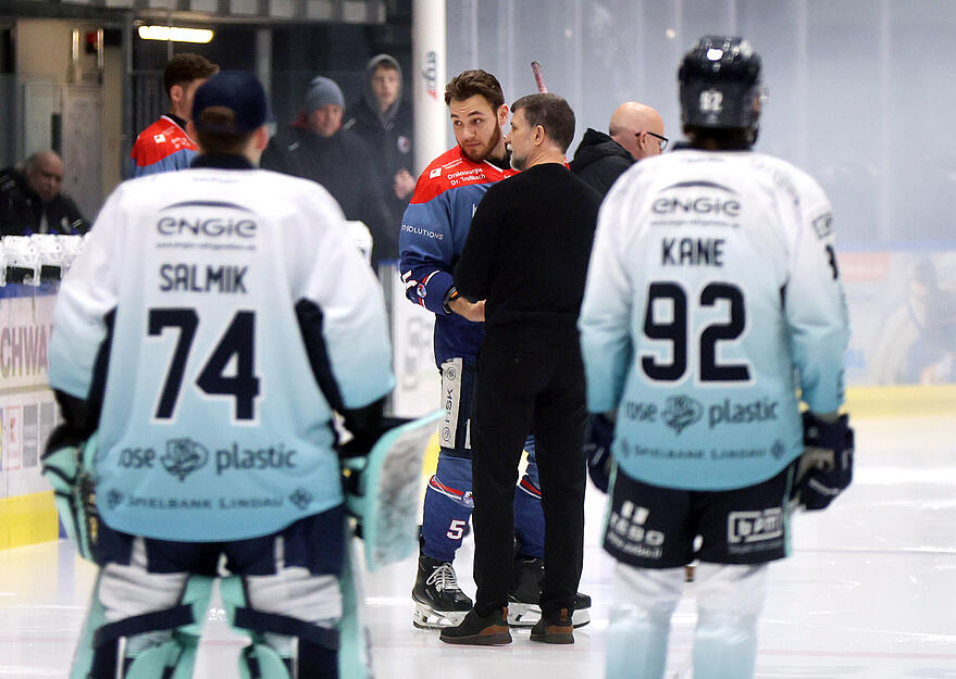 Die Heilbronner Falken verabschieden verdiente Akteure wie Jeroen Plauschin unter dem Beifall der Zuschauer. Die Heilbronner Falken verabschieden verdiente Akteure wie Jeroen Plauschin unter dem Beifall der Zuschauer.