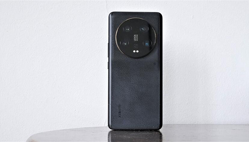 Im Gegensatz zu vielen anderen Smartphones bietet das Xiaomi 13 Ultra mit seiner Kamera-Kuppel und dem genarbten Kunstleder auf der Rückseite ein eigenständiges Design. Im Gegensatz zu vielen anderen Smartphones bietet das Xiaomi 13 Ultra mit seiner Kamera-Kuppel und dem genarbten Kunstleder auf der Rückseite ein eigenständiges Design.
