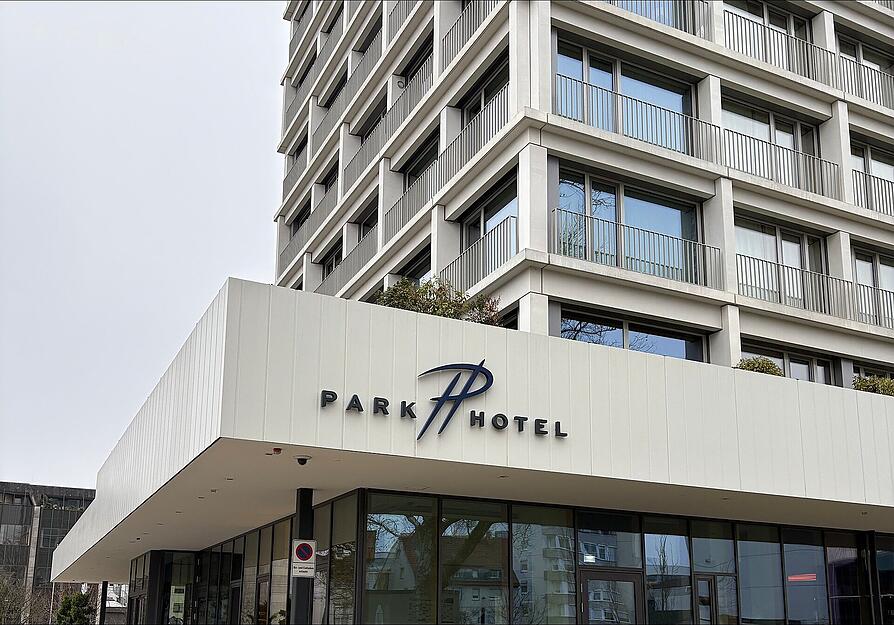 In der Bar 10/42 im Heilbronner Parkhotel (am Stadtgarten) können Feiernde das Jahr 2024 über den Dächern der Stadt ausklingen lassen. Ein DJ bringt die Besucher auf Touren, die mit einem Welcome-Drink empfangen werden. Auch ein Mitternachtssnack und ein Cocktail sind inklusive. Tickets kosten 69 Euro. Einlass ist ab 21 Uhr.
