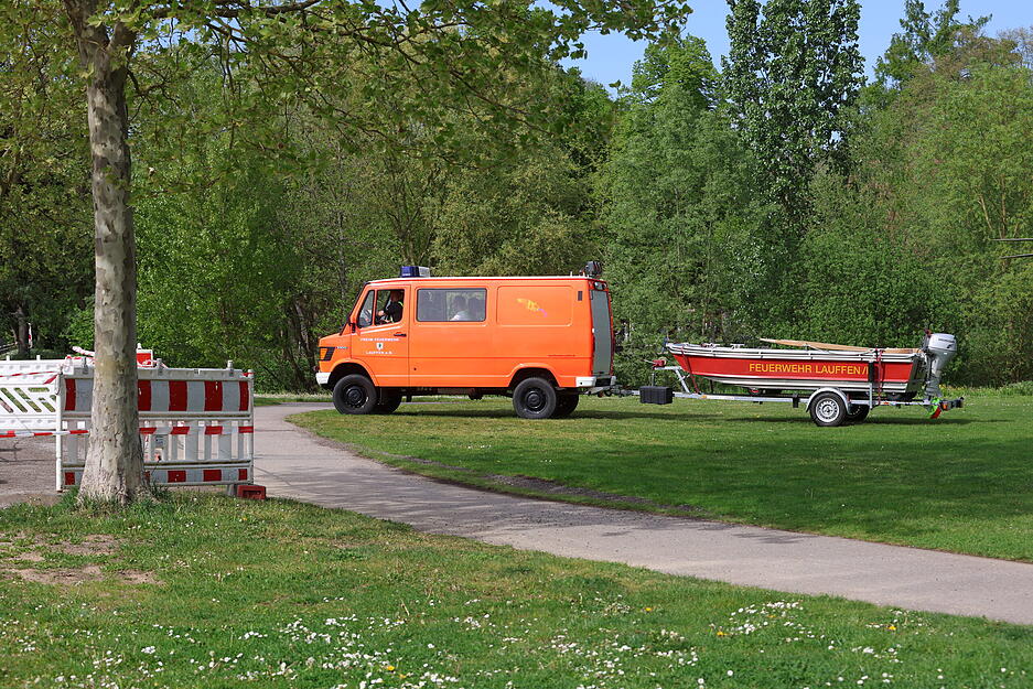 Feuerwehrkr&auml;fte zogen die beiden Personen in Lauffen aus dem Neckar.