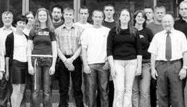 Eine gro&szlig;e Anzahl von Sch&uuml;lern erhielt Preise und Belobigungen f&uuml;r gute Leistungen. Viele freuen sich &uuml;ber ihren guten Abschluss - und dass sie vorl&auml;ufig nicht mehr die Schulbank dr&uuml;cken m&uuml;ssen. (Foto: privat)