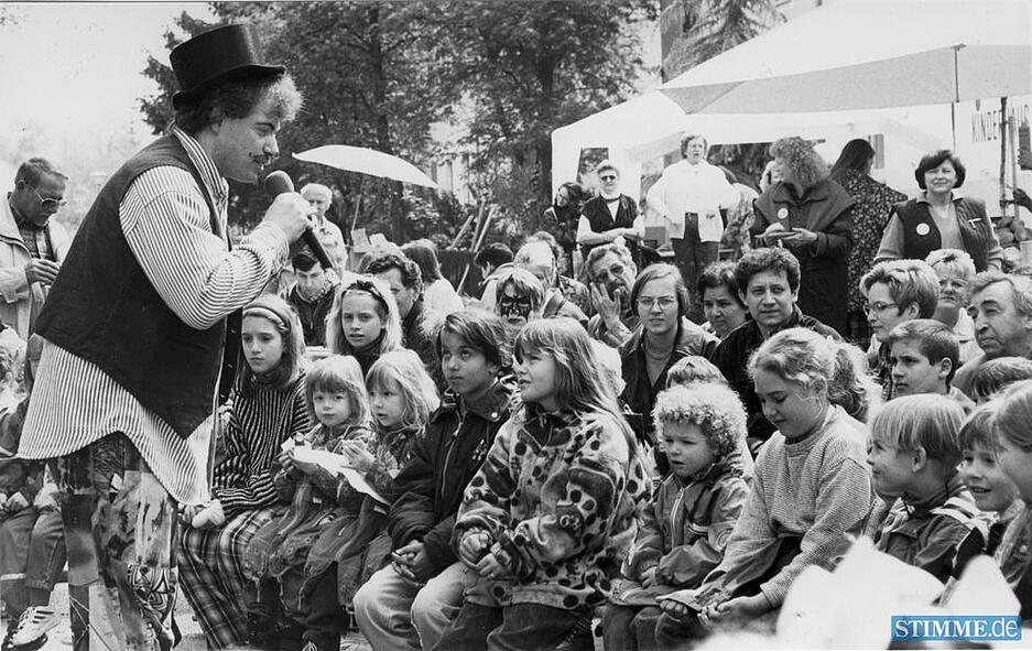 1997: Mit Clowns und vielen Angeboten feiern Meseno-Kinder den 25. Geburtstag des Vereins Menschen in seelischer Not.