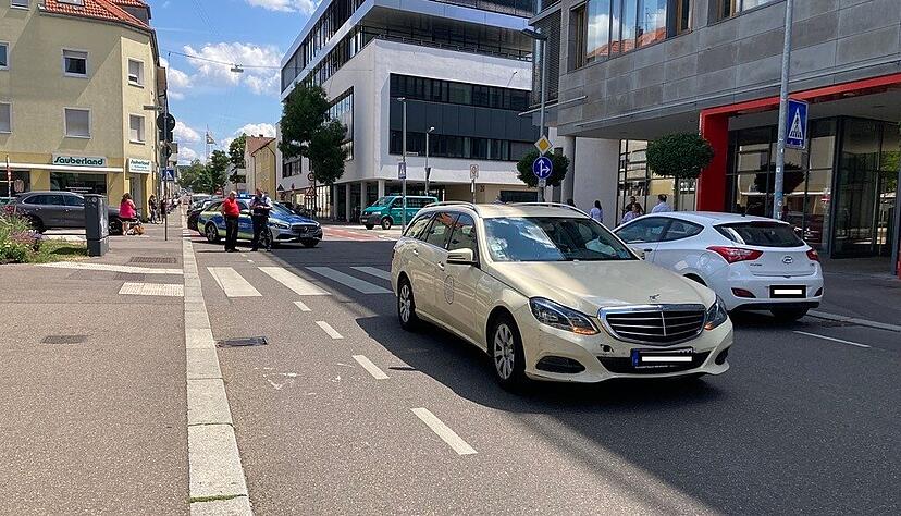 Eine Fußgängerin wurde am Donnerstagmittag in der Heilbronner Wolhausstraße von einem Auto erfasst.