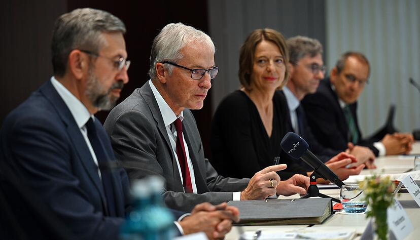 Wie umgehen mit Rechtsreferendaren, bei denen Zweifel an der Verfassungstreue besteht? Unter anderem mit dieser Frage haben sich die Pr&auml;sidentinnen und Pr&auml;sidenten der Oberlandesgerichte, des Kammergerichts, des Bayerischen Obersten Landesgerichts und des Bundesgerichtshofs bei ihrer Jahrestagung in Weimar besch&auml;ftigt.