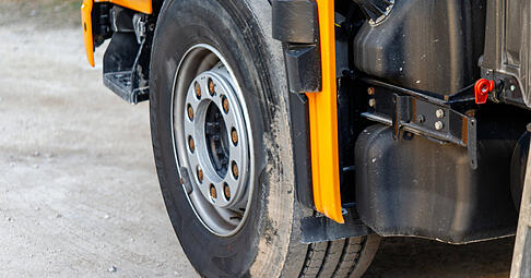 Aus zwei Lastwagen sind insgesamt 900 Liter Diesel geklaut worden. Aus zwei Lastwagen sind insgesamt 900 Liter Diesel geklaut worden.