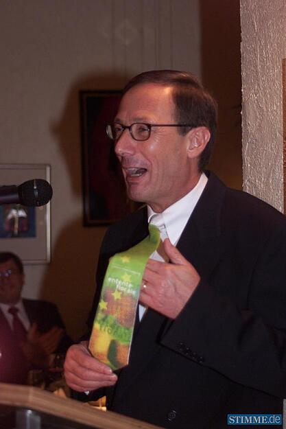 Für sein erstes Hasenmahl im Januar 2000 hat sich Oberbürgermeister Helmut Himmelsbach eine leuchtend grüne Krawatte mit stilisierten Tulpen fertigen lassen.