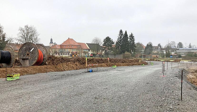 Die Arbeiten im Siegelsbacher Neubaugebiet "Hinter dem alten Schloss" schreiten voran. Dort soll auf zwei Grundstücken auch ein Quartier für ältere Menschen entstehen. Foto: Elfi Hofmann