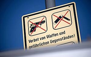 Das Mitführen von Waffen und Messern am Heilbronner Hauptbahnhof und in dessen Umfeld ist ab Juni verboten. Das Mitführen von Waffen und Messern am Heilbronner Hauptbahnhof und in dessen Umfeld ist ab Juni verboten.