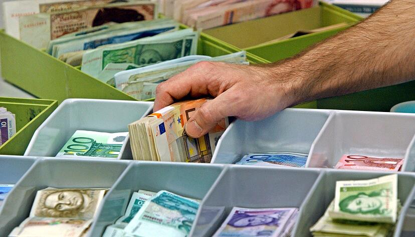 Deutschland gehört zu den Ländern im Euroraum, in denen der Umtausch der alten nationalen Währung in Euro zeitlich unbegrenzt möglich ist. (Archivbild) Deutschland gehört zu den Ländern im Euroraum, in denen der Umtausch der alten nationalen Währung in Euro zeitlich unbegrenzt möglich ist. (Archivbild)