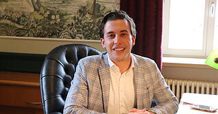 S&ouml;ren D&ouml;ffinger an seinem Schreibtisch im Mulfinger Rathaus. Als er im Jahr 2024 als B&uuml;rgermeister gew&auml;hlt wurde, galt er als der j&uuml;ngste Rathauschef Deutschlands.