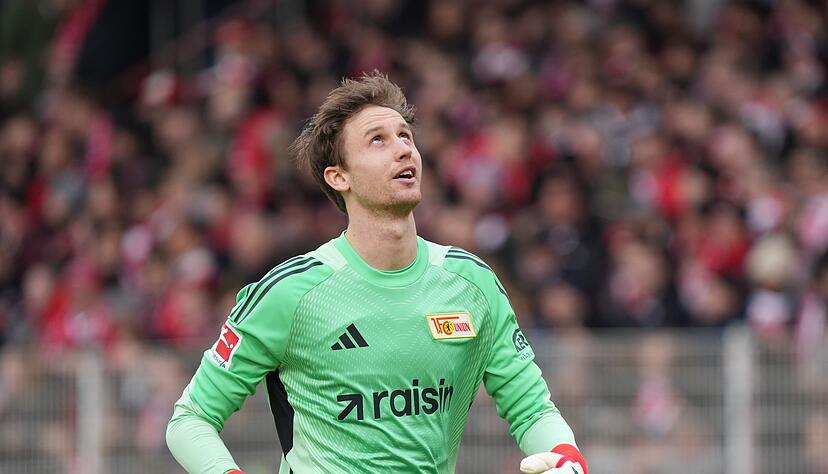 Trotz Schrecksekunde im Training: Torh&uuml;ter Frederik R&ouml;nnow in Einsatz wohl einsatzf&auml;hig. (Archivbild)