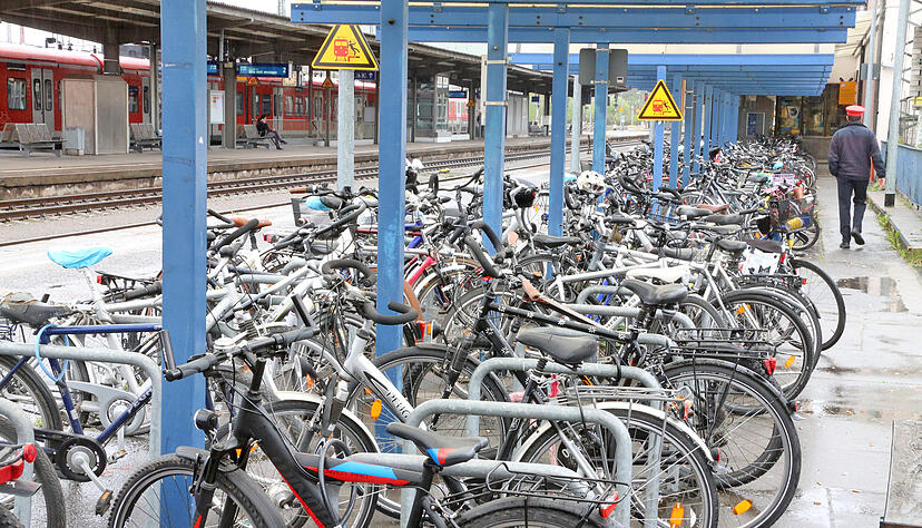 70 Fahrräder und 30 Pedelecs sollen im ersten Schritt an 20 Stationen in Heilbronn - wie hier am Hauptbahnhof - verteilt werden. Foto: Archiv/HSt