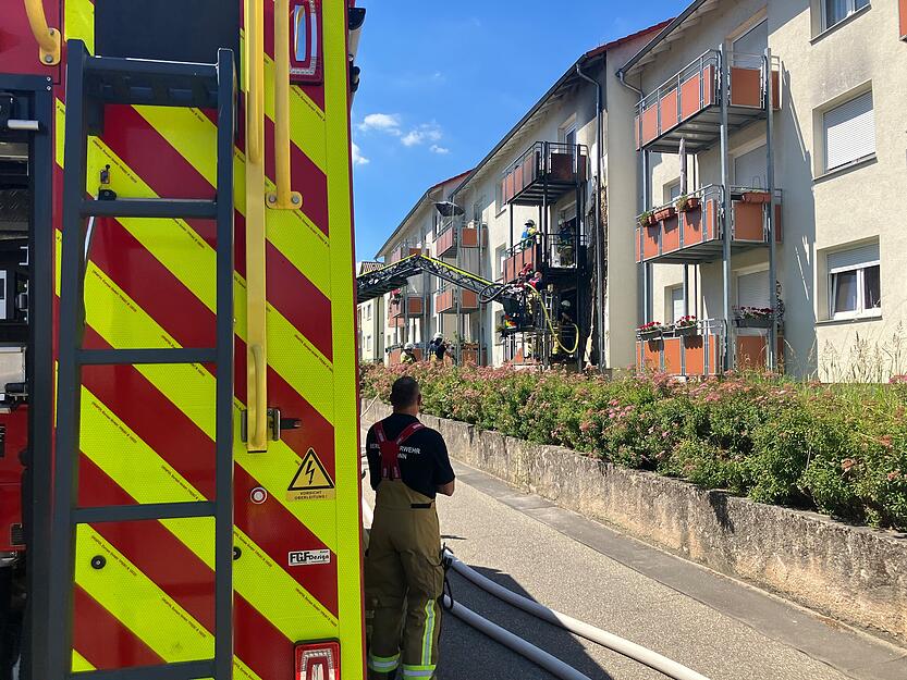 Feuerwehr-Einsatz in Heilbronn-Frankenbach. Aus bislang ungeklärter Ursache standen zwei Balkone in Flammen.