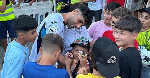 Nader El-Jindaoui (Zweiter von links) war ein gefragter Mann rund um das Testspiel der TSG Hoffenheim II beim VfB Eppingen. Nader El-Jindaoui (Zweiter von links) war ein gefragter Mann rund um das Testspiel der TSG Hoffenheim II beim VfB Eppingen.
