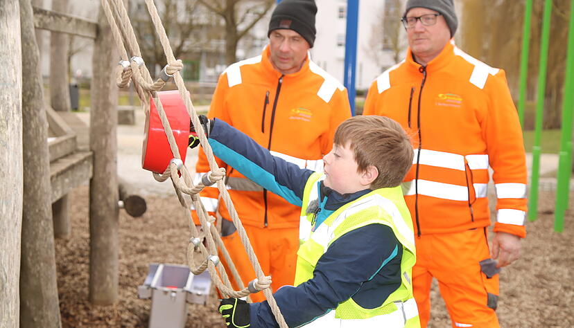 Micha Ambiel prüft die Spielgeräte der Alla-Hopp-Anlage auf Herz und Nieren. Für einen Tag ist der Siebenjährige offizieller Spielplatz-Tester der Stadt. Micha Ambiel prüft die Spielgeräte der Alla-Hopp-Anlage auf Herz und Nieren. Für einen Tag ist der Siebenjährige offizieller Spielplatz-Tester der Stadt.