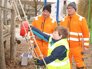 Micha Ambiel pr&uuml;ft die Spielger&auml;te der Alla-Hopp-Anlage auf Herz und Nieren. F&uuml;r einen Tag ist der Siebenj&auml;hrige offizieller Spielplatz-Tester der Stadt.