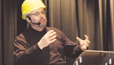 Karle K&auml;psele alias Thomas R&uuml;hl lie&szlig; zur Semesterer&ouml;ffnung der VHS Leingarten im Kulturgeb&auml;ude Pointen regnen.Foto: Josef Staudinger