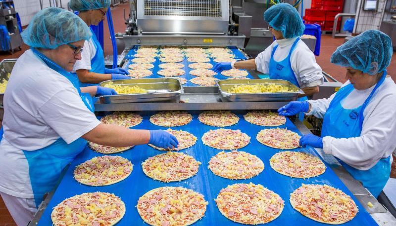 Tiefkühlpizza-Produktion bei Dr. Oetker in Wittenburg (Mecklenburg-Vorpommern). Foto: Jens Büttner
