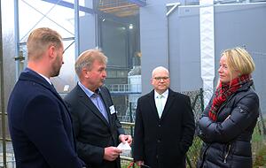 Hardthausens B&uuml;rgermeister Thomas Einfalt (links), Umweltministerin Thekla Walker (Gr&uuml;ne, von rechts) und Landrat Norbert Heuser lassen sich von DLR-Institutsdirektor Stefan Schlechtriem die Entwicklung des Standorts erl&auml;utern. Im Hintergrund der gro&szlig;e Pr&uuml;fstand P5