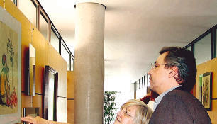 Stolz auf die Werke seines Vaters: Ausstellungs-Initiator Thomas M. John stand während der Vernissage Rede und Antwort.Foto: Stefanie Pfäffle