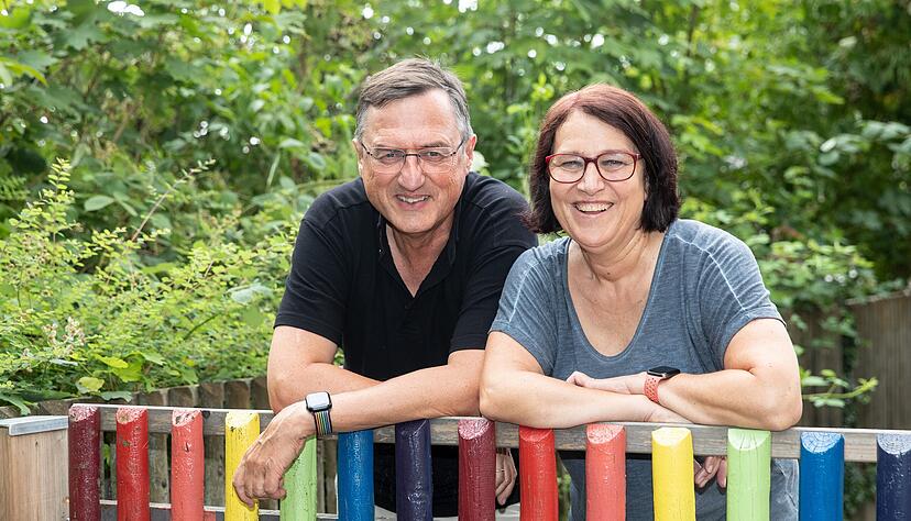 Pfarrer Matthias Treiber und seine Frau Elke Ischinger am Eingang zum Grundstück des Sontheimer Pfarrhauses.
Foto: Andreas Veigel
