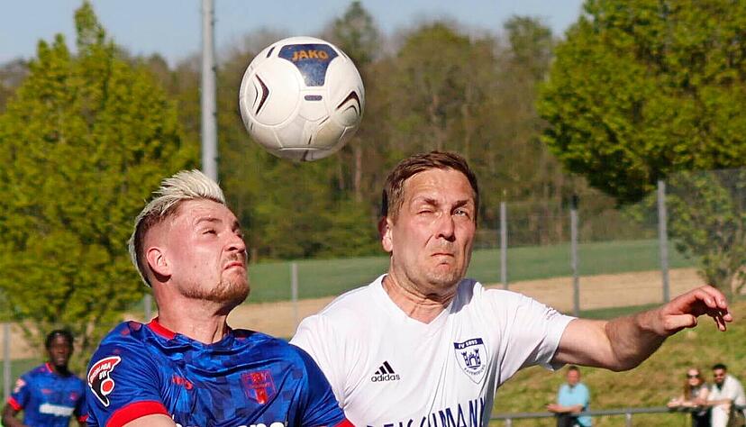 Die Hollenbacher um Lorenz Minder (li.) haben seit dem Abgang von Trainer Martin Lanig nicht mehr gewonnen. FSV-Manager Karl-Heinz Sprügel stellt sich vor Coach Dirk Prediger und fordert von der Mannschaft Wiedergutmachung.
Foto: Marc Schmerbeck Die Hollenbacher um Lorenz Minder (li.) haben seit dem Abgang von Trainer Martin Lanig nicht mehr gewonnen. FSV-Manager Karl-Heinz Sprügel stellt sich vor Coach Dirk Prediger und fordert von der Mannschaft Wiedergutmachung.
Foto: Marc Schmerbeck