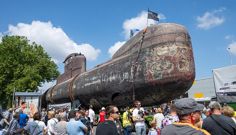 Auf seinen letzten Metern auf dem Weg ins Sinsheimer Technik-Museum stehen Zehntausende Zuschauer U-Boot U17 Spalier. Auf seinen letzten Metern auf dem Weg ins Sinsheimer Technik-Museum stehen Zehntausende Zuschauer U-Boot U17 Spalier.