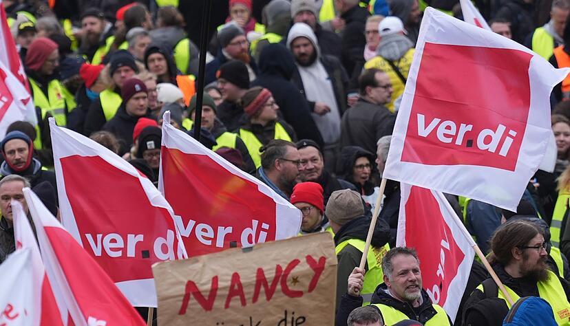 Teilnehmerinnen und Teilnehmer demonstrieren in Hamburg am Alten Elbtunnel w&auml;hrend eines Warnstreiks im &ouml;ffentlichen Dienst.