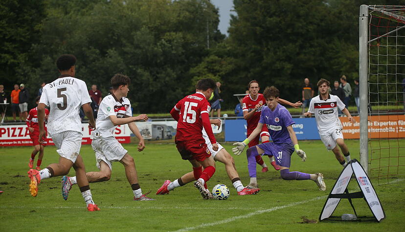 U17 Bundesliga-Cup 2025 beim FC Union Heilbronn: Spiel um Platz 5 VfB Stuttgart (rot) gegen den FC St. Pauli.