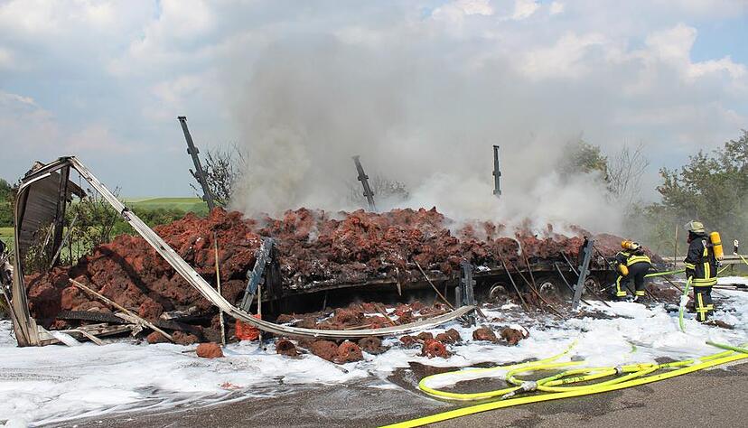 Brennender Lkw auf A6 | 03.06.