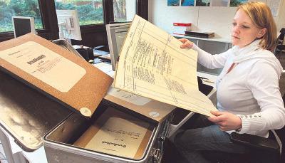 In Alukisten werden die alten Grundbücher nach Heilbronn geliefert und dort erfasst.Foto: Andreas Veigel In Alukisten werden die alten Grundbücher nach Heilbronn geliefert und dort erfasst.Foto: Andreas Veigel