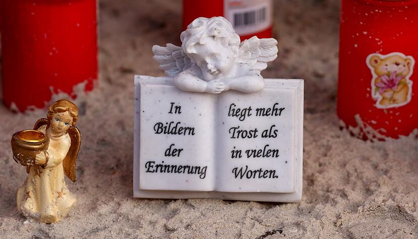 Kerzen und Engel erinnern an Fabian.