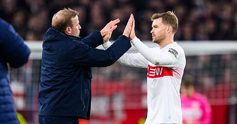 Maximilian Mittelst&auml;dt (rechts) ist froh, dass sich der VfB Stuttgart in der Heimat auf den zweiten Teil der Bundesligasaison vorbereitet.