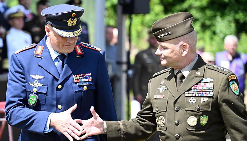 Eine Ebene unter Oberbefehlshaber General Christopher G. Cavoli (r) wird es demn&auml;chst einige &Auml;nderungen in der Nato-Kommandostruktur geben. Das Kommando &uuml;ber das Joint Force Command Brunssum werden sich dann Deutschland und Polen im Rotationsprinzip teilen. Derzeit wird es von dem deutschen General Ingo Gerhartz gef&uuml;hrt (l). (Archivbild)