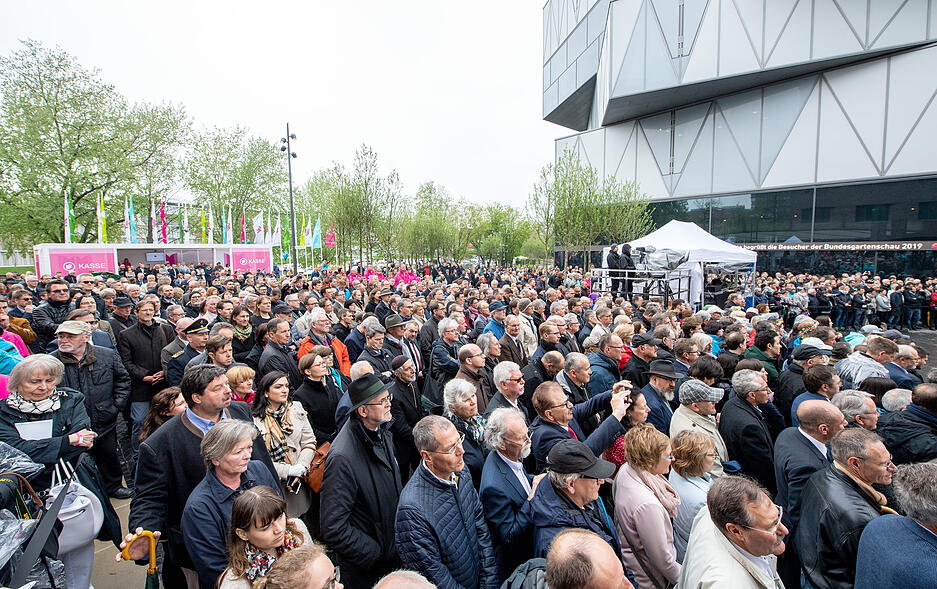 2000 geladene Gäste verfolgten die Eröffnungsfeier auf dem Experimenta-Platz.
