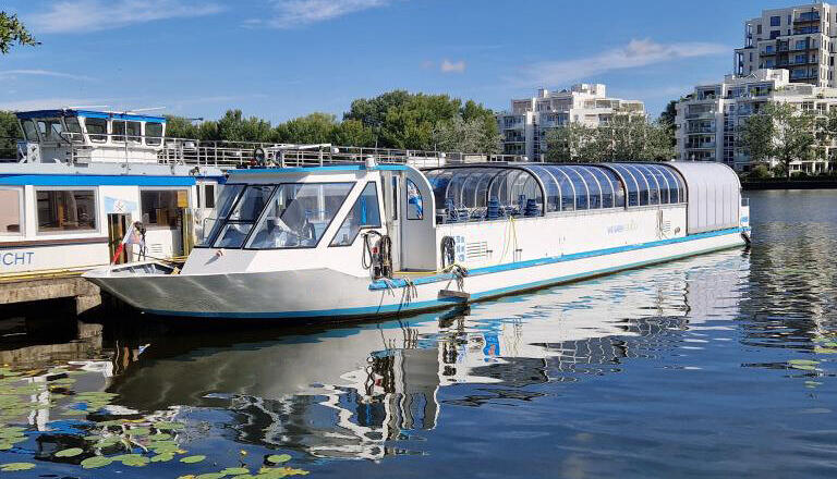 Das Motorschiff Käthchen hat die Weiße Flotte Heidelberg eigens für Heilbronn umgebaut -- und umgetauft. Startpunkt der Rundfahrten ist nicht wie früher beim Neckarbummler die Anlegestelle am Götzenturm, sondern die Haltestelle unterhalb des Marrahauses. Das Motorschiff Käthchen hat die Weiße Flotte Heidelberg eigens für Heilbronn umgebaut -- und umgetauft. Startpunkt der Rundfahrten ist nicht wie früher beim Neckarbummler die Anlegestelle am Götzenturm, sondern die Haltestelle unterhalb des Marrahauses.