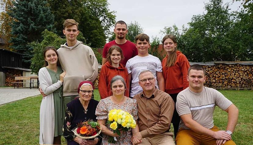 Familie Klassen aus Eberstadt lebt in Sorge: Der siebenfachen Mutter Liliya (vorne 2.v.l.) droht die Abschiebung. Familie Klassen aus Eberstadt lebt in Sorge: Der siebenfachen Mutter Liliya (vorne 2.v.l.) droht die Abschiebung.