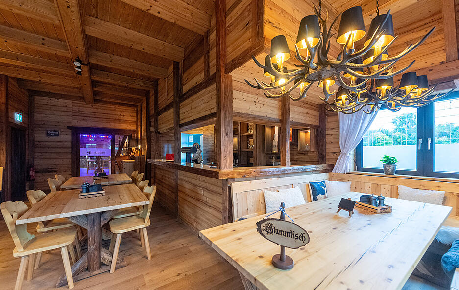 Auch der Tresen ist in Carles Wirtshaus mit Holz verkleidet.