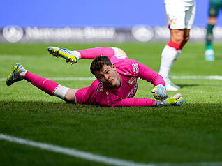 Alexander N&uuml;bel: Schwere Situation beim 0:1, aber N&uuml;bel trifft keine Chance. Note: 3