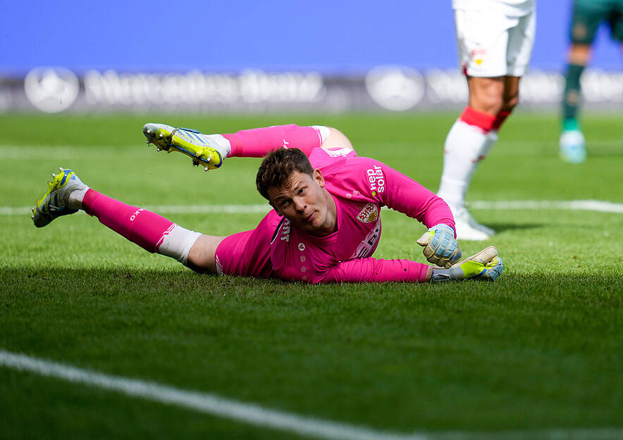 Alexander N&uuml;bel: Schwere Situation beim 0:1, aber N&uuml;bel trifft keine Chance. Note: 3
