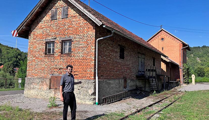Bürgermeister Kevin Kopf zeigt die Stelle, wo am alten Bahnhof ein Café mit Außenterrasse verwirklicht werden soll. Ein Wunsch wäre auch ein Eisenbahn-Waggon mit Sitzgelegenheiten auf den noch vorhandenen Gleisen. Im Hintergrund ist das Bahnhofsmuseum zu sehen, das unverändert bleibt.
Fotos: Frank Wittmer Bürgermeister Kevin Kopf zeigt die Stelle, wo am alten Bahnhof ein Café mit Außenterrasse verwirklicht werden soll. Ein Wunsch wäre auch ein Eisenbahn-Waggon mit Sitzgelegenheiten auf den noch vorhandenen Gleisen. Im Hintergrund ist das Bahnhofsmuseum zu sehen, das unverändert bleibt.
Fotos: Frank Wittmer